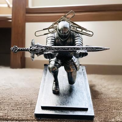Magnetic with Sword Knight Pen Holder Executive Knight Soldier Armor Hero Pen Holder Back with Magnetic Force