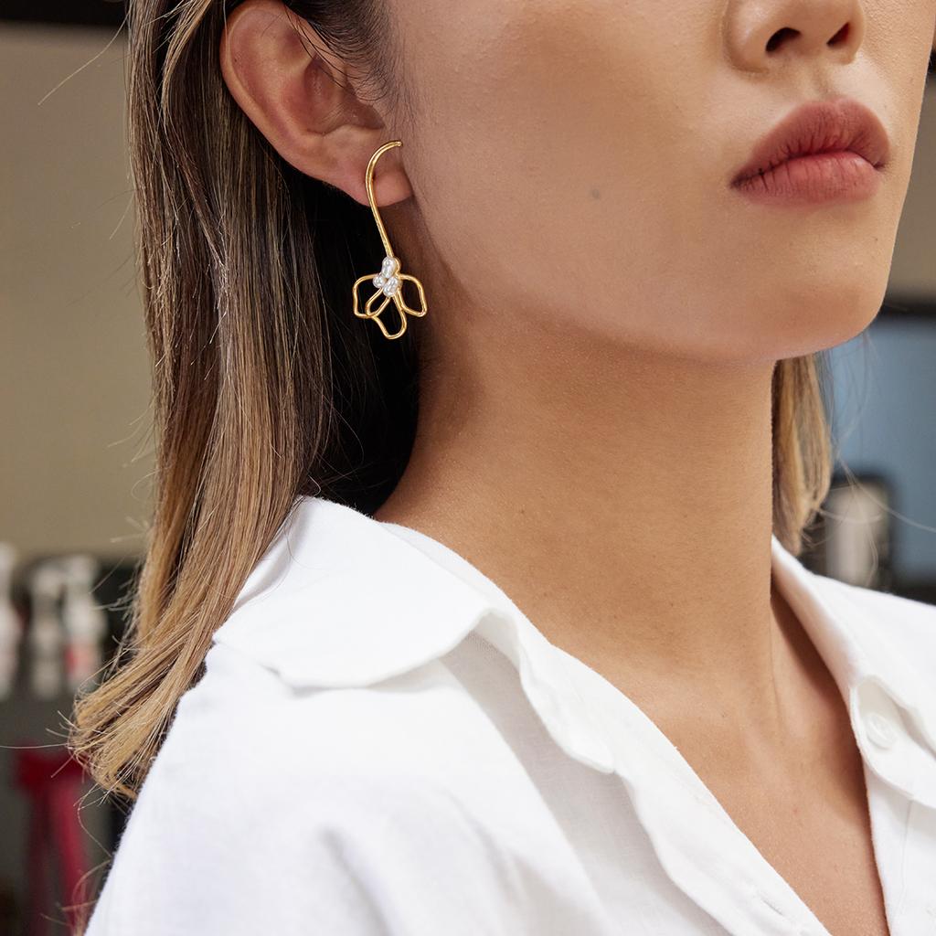 Yori Imitation Pearl Lily Openwork Stainless Steel Earrings For Women Exquisite Fashion Metal Texture Geometric Earrings Gift