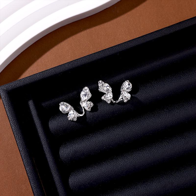 Silver Needle Crystal Butterfly Tassel Earrings with Pearls - Elegant, Nature-Inspired Jewelry for Women.
