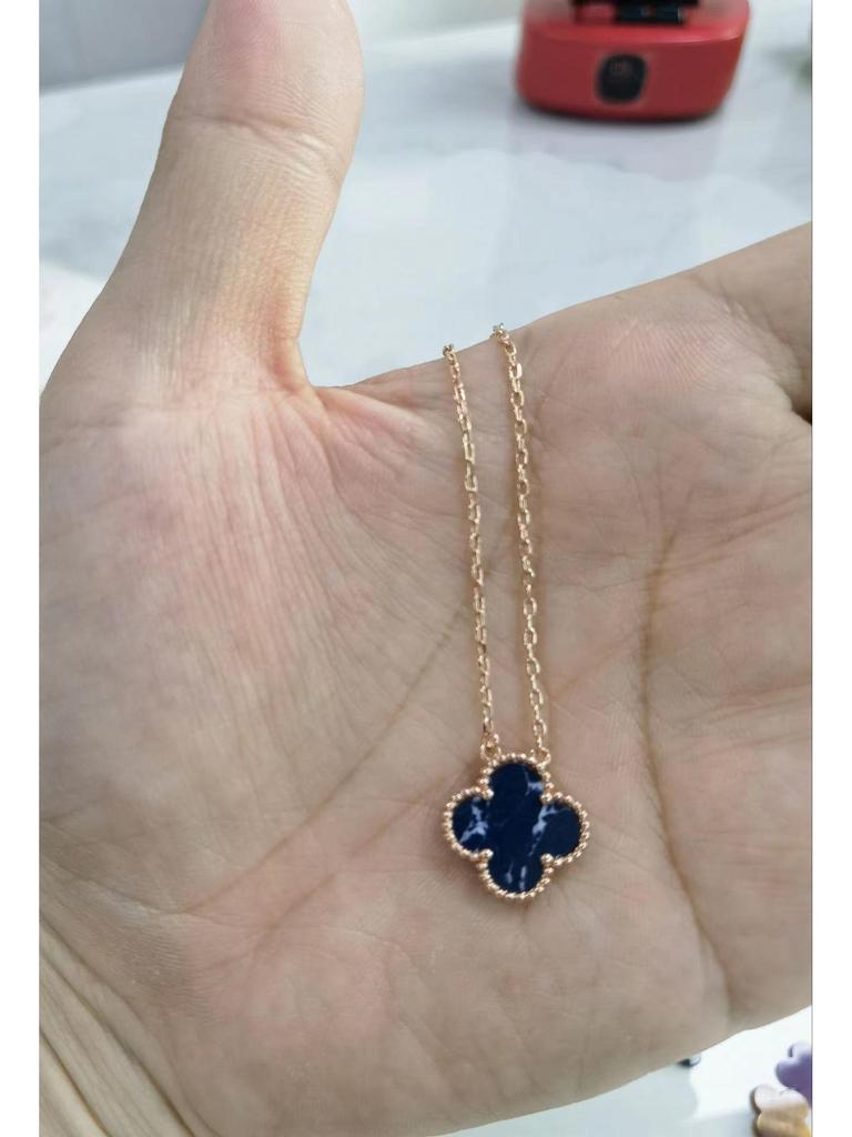 Halskette mit vierblättrigem Kleeblatt, 18 Karat vergoldet, mit Anhänger aus rosenrotem Chalcedon, Achat und weißem Muschelkern für Damen