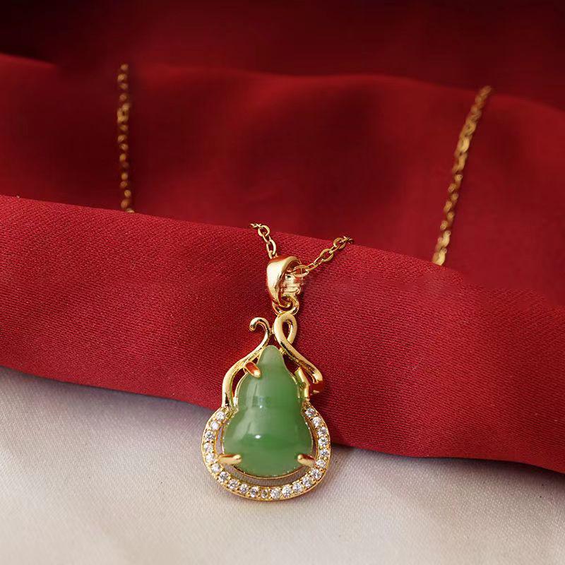 Vintage Green Chalcedony Water Drop Pendant Necklace – New Chinese Style Clavicle Chain Gift for Women