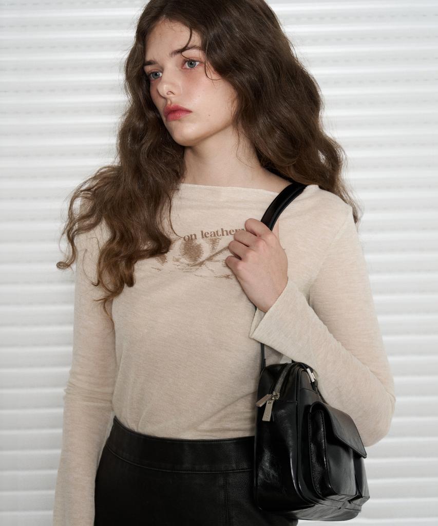 Leathery Planche Shoulder Bag [Black]