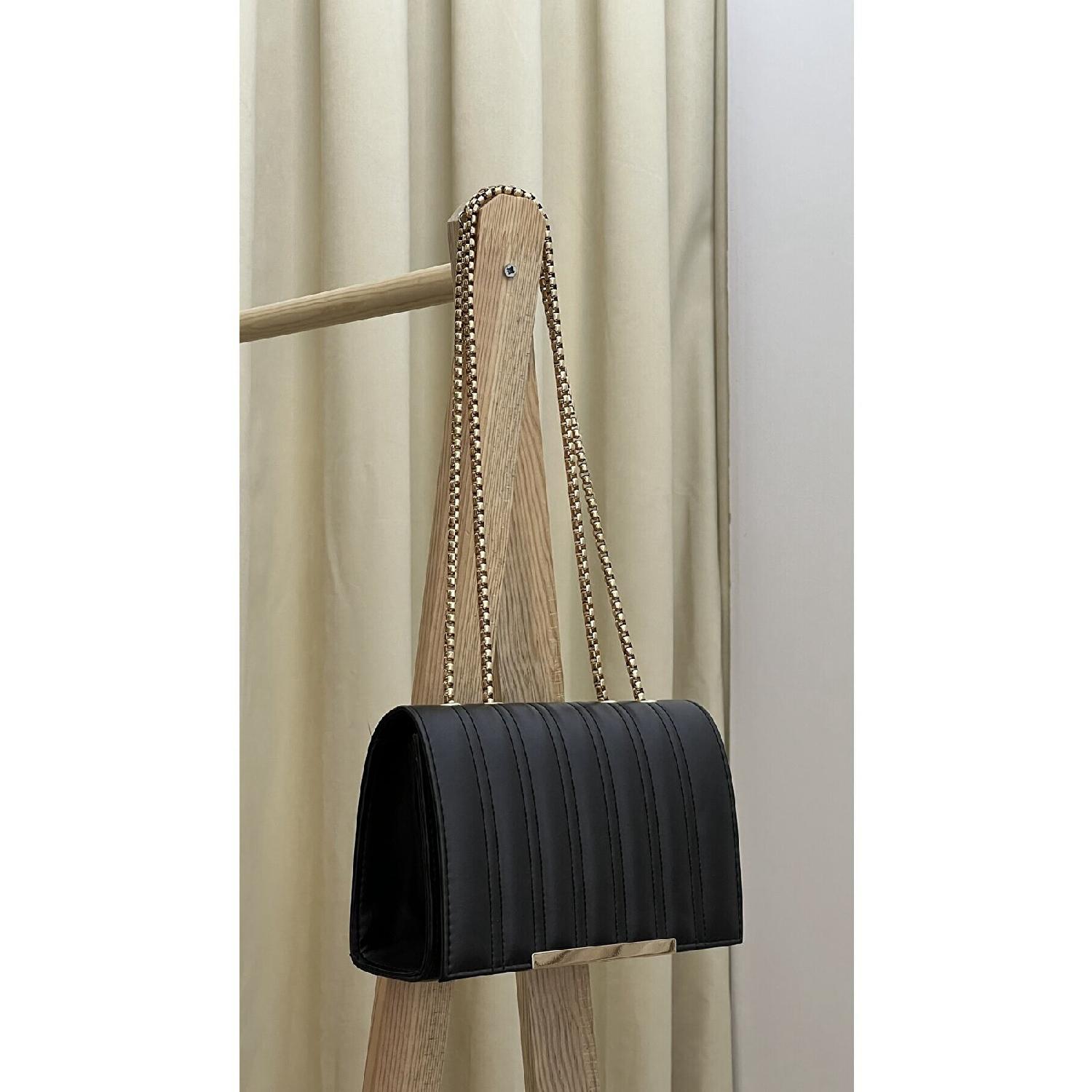 

Женская черная сумка на руку и через плечо с магнитом