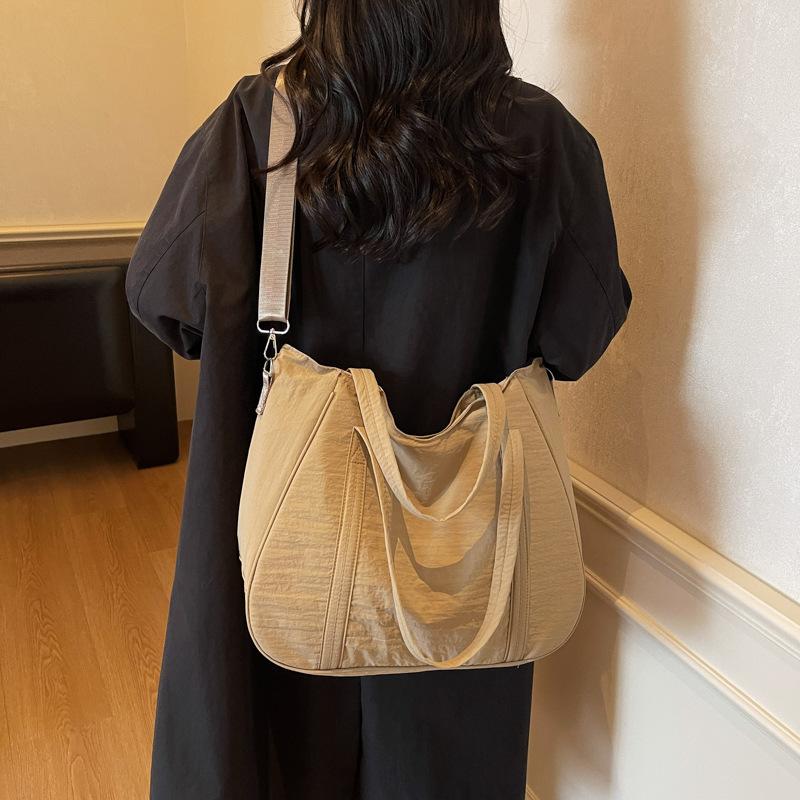 Slack bag women's new light class commute large capacity shoulder messenger bag