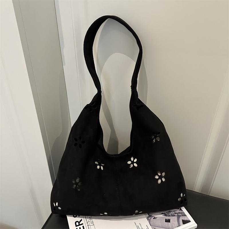 

Large capacity underarm commuter bag women s bag new simple suede flower hollow tote bag чёрный