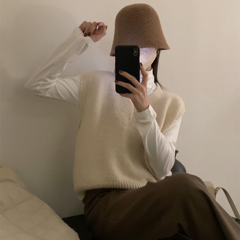 V-neck Knitted Vest for Women In Autumn and Winter, Loose and Lazy Style Wearing A Sweater and Vest Over A Pullover