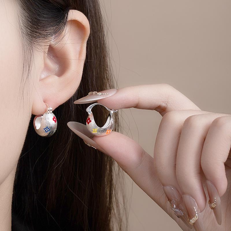 Silver Needle Geometric Heart Hoop Earrings - Retro & High-End Style for a Bold Look