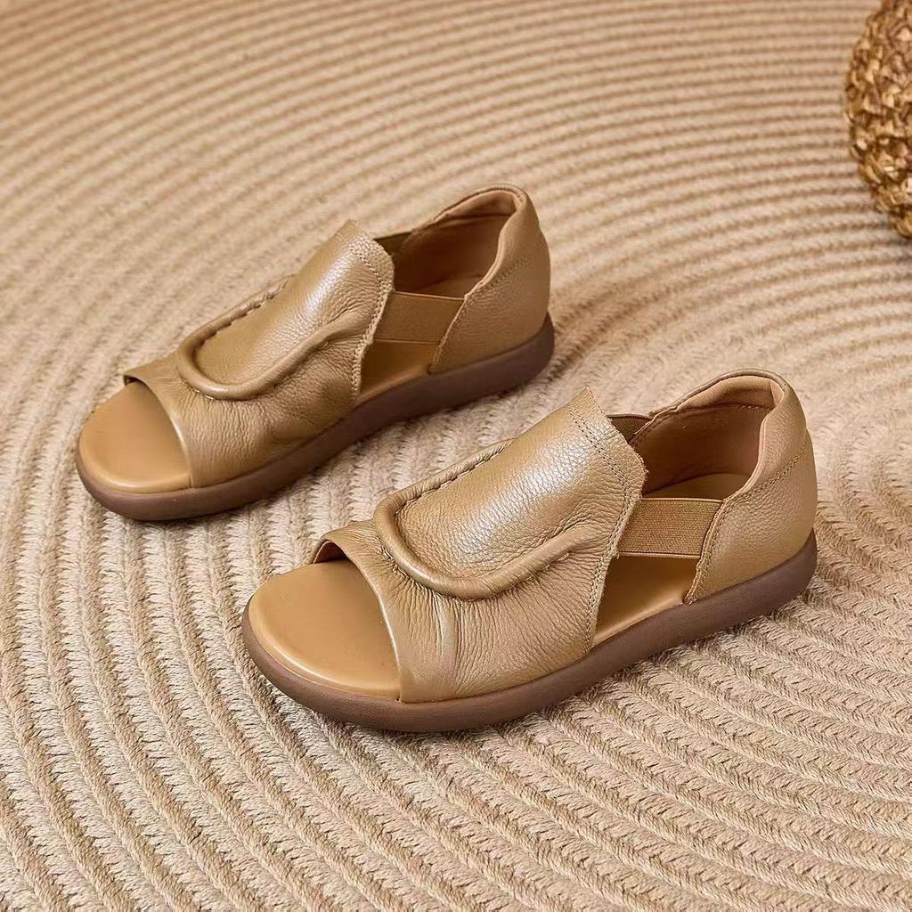 Enkle og allsidige sandaler med flat såle dame skinn 2025 sommer ny mykt skinn hul romersk sandal med åpen tå elastisk bånd