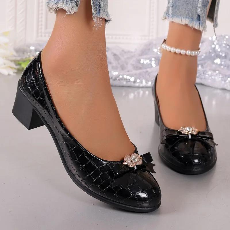 Mode 2025 Mode Slipper Damen High Heels Runde Zehenpartie Blockabsatz Pumps Schleife Metalldekoration Flach Übergröße Büro & Karriere