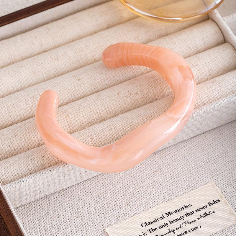 

Dopamine Smudge Pattern Acrylic Open Bracelet Light Luxury High Sense Bracelet Wind Irregular Jewelry Women
