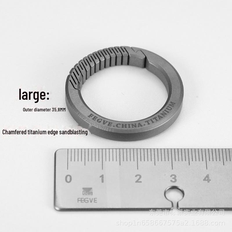 

Мужской изогнутый брелок-подвеска из титанового сплава с пружинной пряжкой