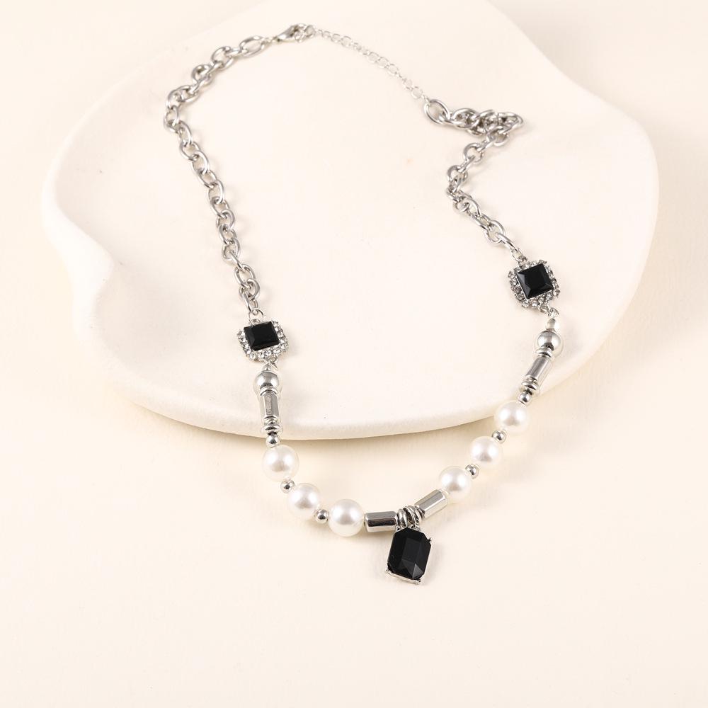 Collana da Uomo Lusso in Acciaio di Titanio con Perla Bianca e Dettagli in Zircone - Accessorio Moda Elegante e Versatile.