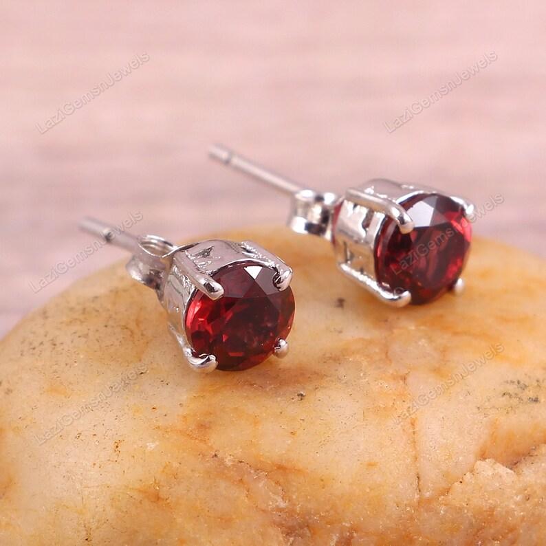 Natürliche Granat Ohrringe-Granat Ohrstecker-Zierliche Minimalistische Ohrringe-Kleine Statement Ohrringe-Geschenk für Frauen Ihre Mutter-925 Sterling Silber