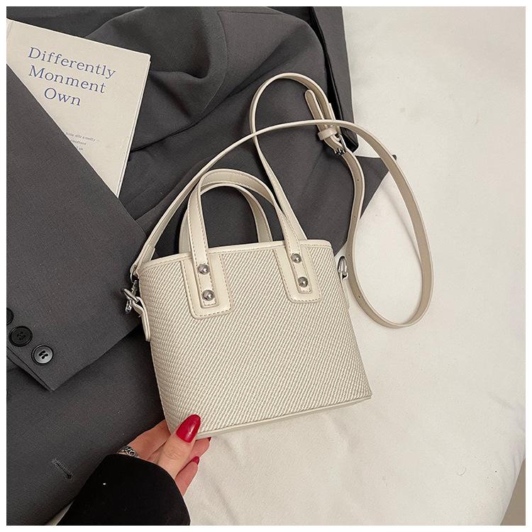 

Simple foreign style portable bucket bag female 2025 spring and summer new Korean version shoulder messenger bag commuter bag