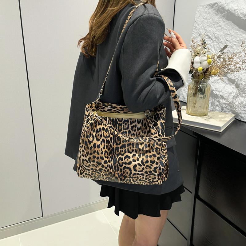 And Chic Spacious Crossbody Bag With Trendy Leopard Print And Durable Pu Material For Outings Casual