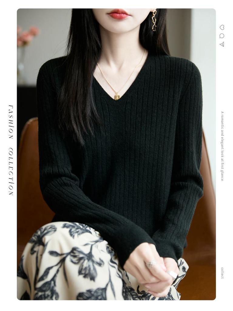 Temperamental Minimalist Women's V-neck Slimming Sweater - Soft, Casual, Skin-friendly Knitted Base for Autumn/Winter.