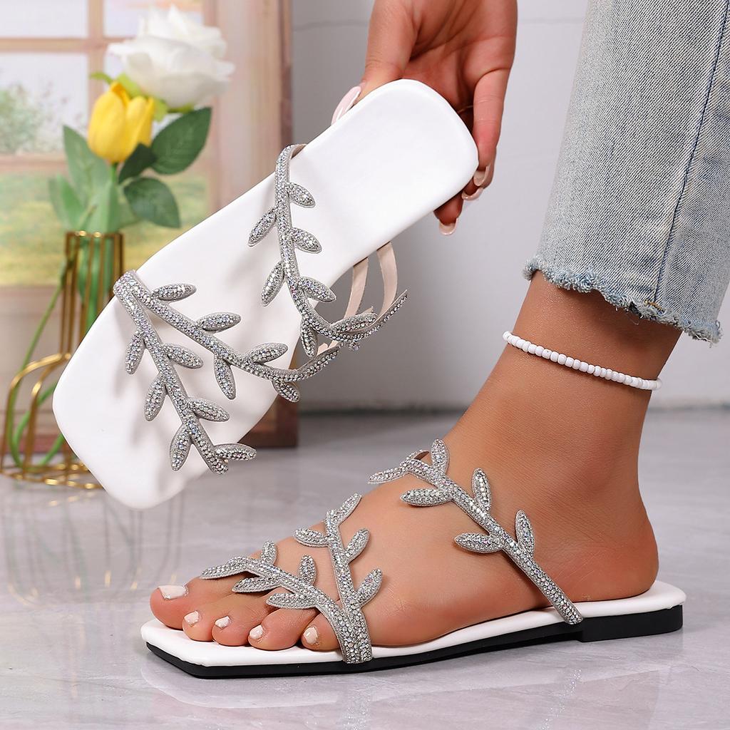 Plus-size Flat Shoes - Fashionable New Style Beach Flip-flops for Women