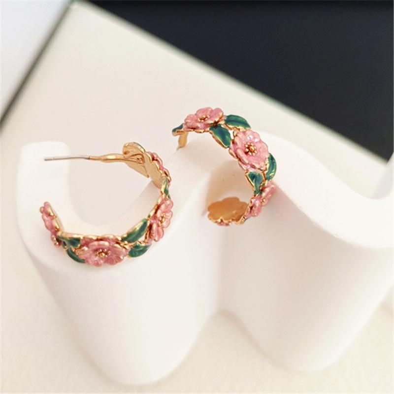 

Sweet pink flower study earrings for women green enamel c-shaped lovely summer beach vacuum bottle d oreille femmes 2024 new золотистый