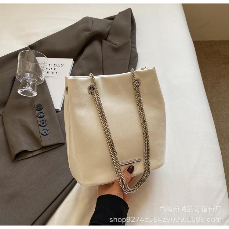 

Large capacity bucket underarm bag women s 2025 new fashion chain solid color shoulder bag soft leather versatile tote bag бежевый