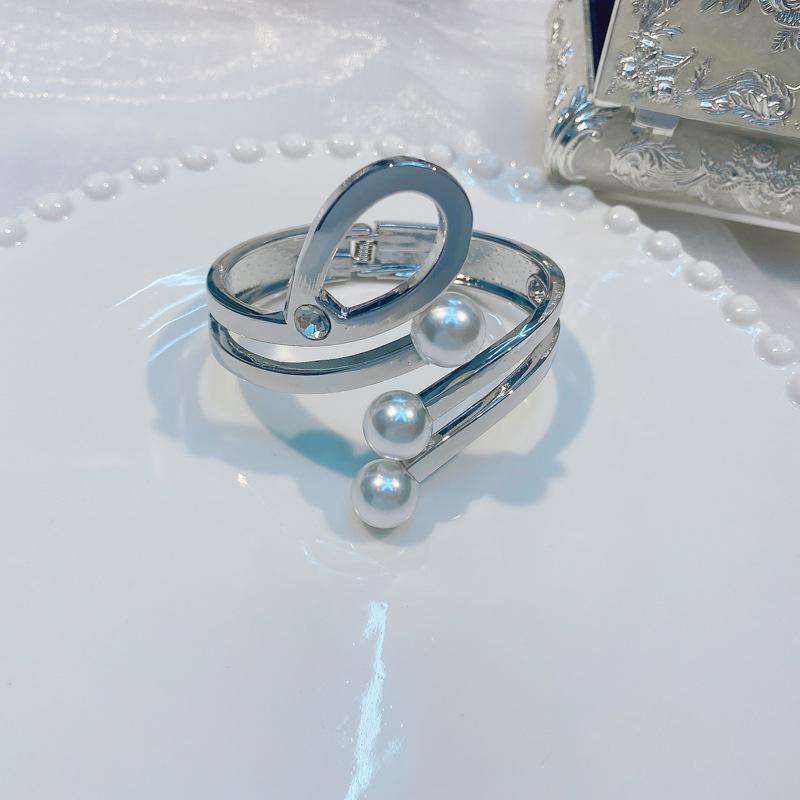 

Преувеличенный нерегулярный европейский и американский браслет из цинкового сплава с полым узором и жемчугом