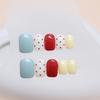 24 Stück Trage-Nagelpads Niedliche Tupfen Abnehmbare Kurze Quadratische Nagelpads Retro Nagelaufkleber Verspielte Falsche Nagelpads