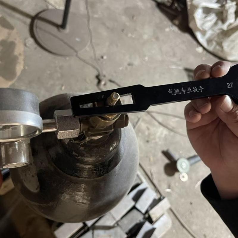 Outil de Vannes de Bouteille de Gaz Léger de Résistance Industrielle Clé Professionnelle en Acier 45# Adaptée pour les Bouteilles de CO2 d'Oxygène d'Argon