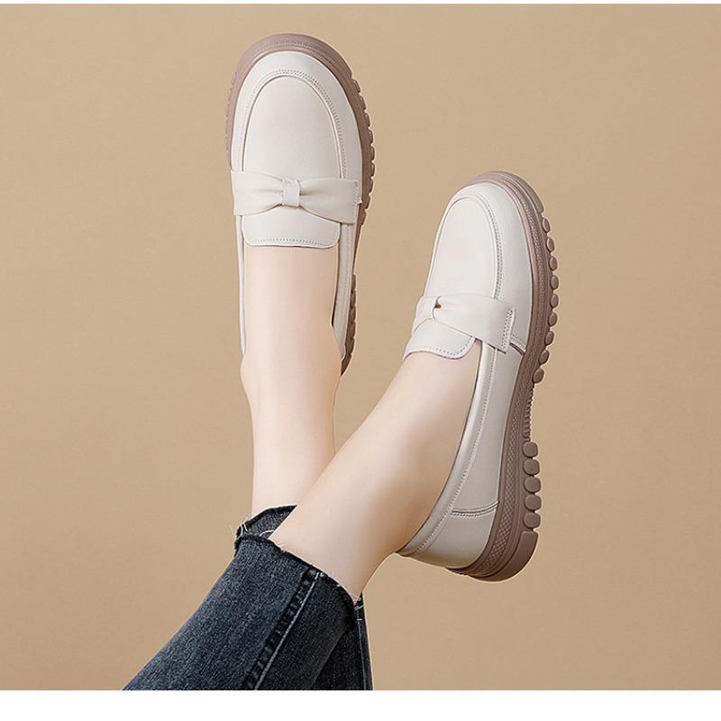 New Fashionable One-legged Bean Shoes with Soft Soles for Mothers