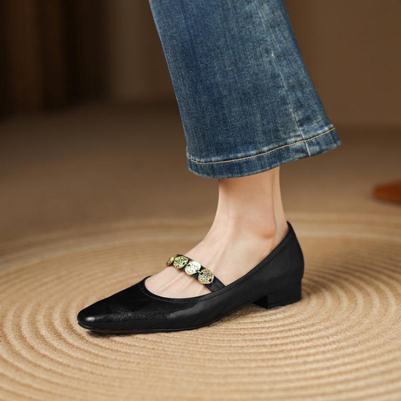 Französische Retro Mary Jane Schuhe mit quadratischer Spitze, vielseitige Damen Einzelschuhe, Frühling und Sommer neu, leichte Öffnung, niedriger Absatz, einfarbige Lederschuhe zum Pendeln