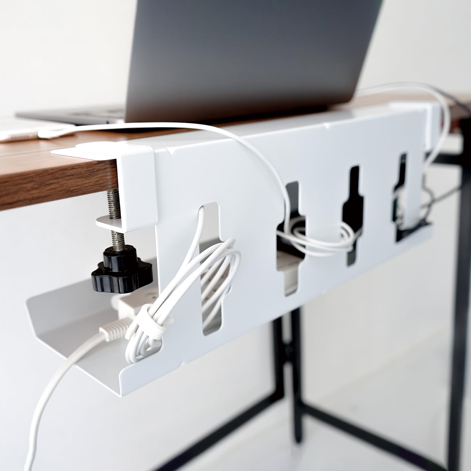 

Carl Органайзер для кабелей, длина 430 мм, тип зажима, не требует сверления, хранение шнуров питания под столом, белый, CO-430-W