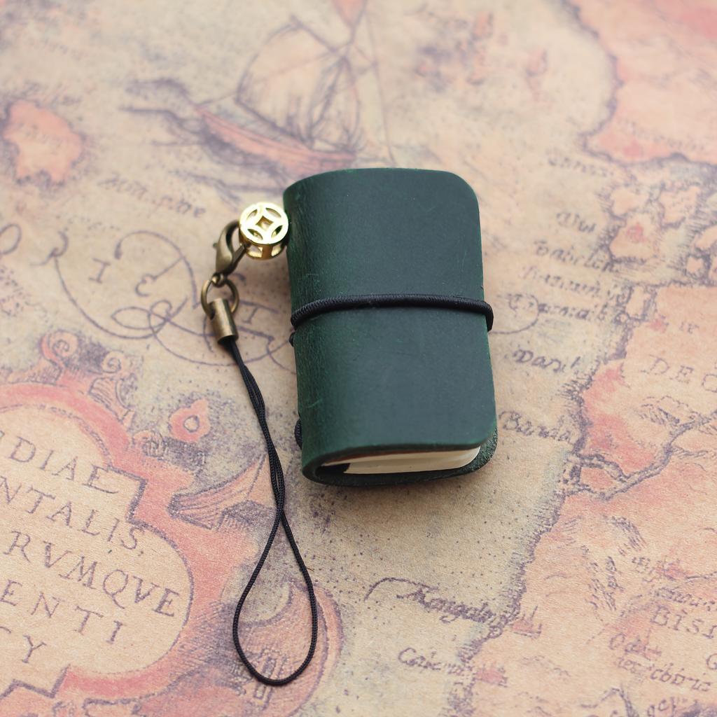 Ein Mini-Notizbuch aus echtem Leder mit einem Vintage-Einband, perfekt für Reisende, mit 64 Seiten