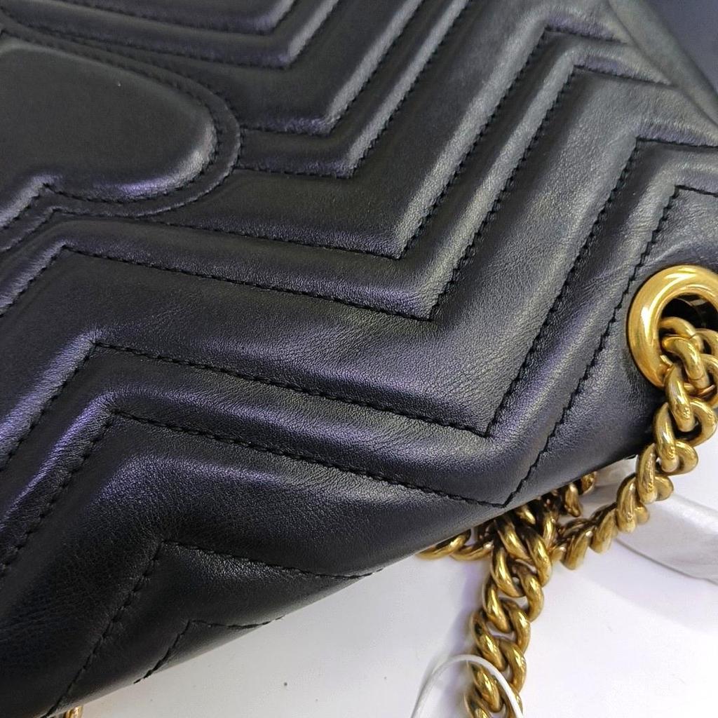 [Pre-Owned] GG Marmont Vintage Logo Chain Quilted Leather Crossbody Bag - Very Good #U0STXJ