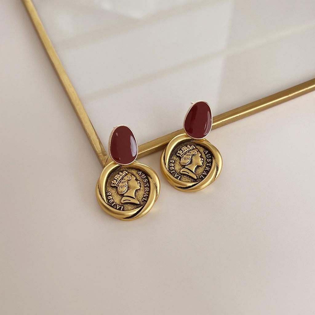 Boucles d'oreilles médiévales vintage à perles: Design rétro à l'huile coulée avec une touche haut de gamme et une personnalité unique