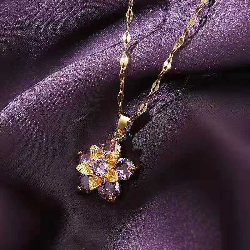 Luxurious exquisite flower decorative copper necklace for fashionable Zircon for women to wear during summer travel