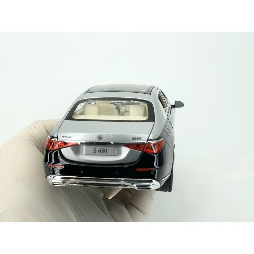 1:22 Scale Mercedes-Benz Maybach Diecast Model Car - GTR GTS AMG Series - Black & White Collectible Toy