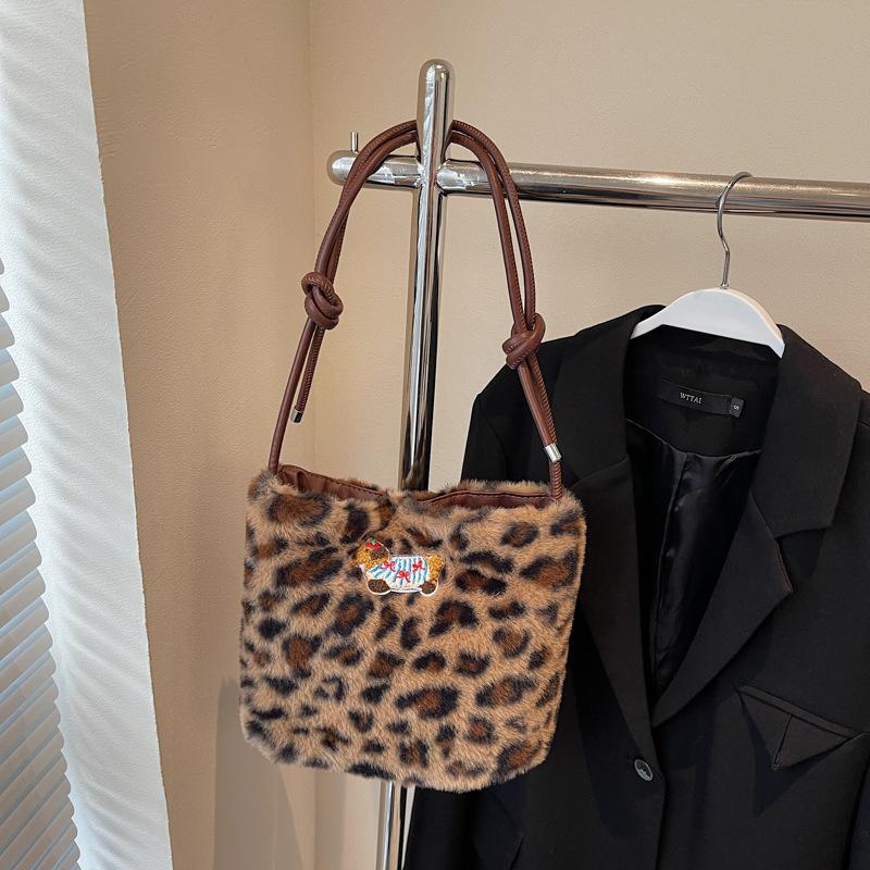 

Милая мягкая милая плюшевая сумка 2025 зима новая сумка-мессенджер сумка-ведро женская наплечная сумка женская темно-коричневого