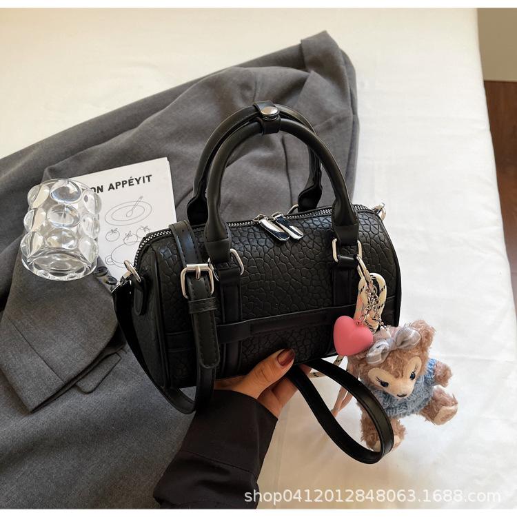 Korean version of simple pillow bag summer hand bag women's 2025 new fashion design texture shoulder messenger bag