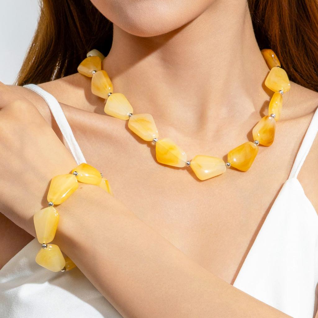 Retro acrylic resin special-shaped beaded necklace, temperament versatile light luxury neck chain