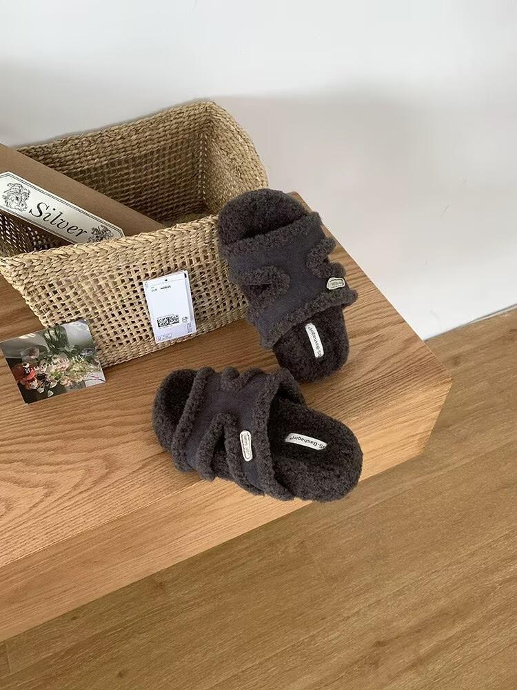 2025 autumn and winter new fashion outer wear fluffy shoes women's versatile velvet warm one-word slippers cotton mop thick bottom