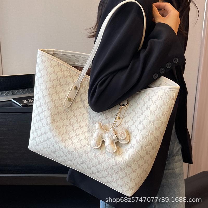 High-end Tote Bag Women's Large Capacity 2025 New Bag Women's Winter Retro Shoulder Bag Commuter Handbag