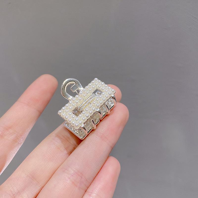 Agrafă de păr coreeană cu fundă dulce din perle: Clips Metalic Elegant & Accesoriu de Păr Minimalist pentru Femei