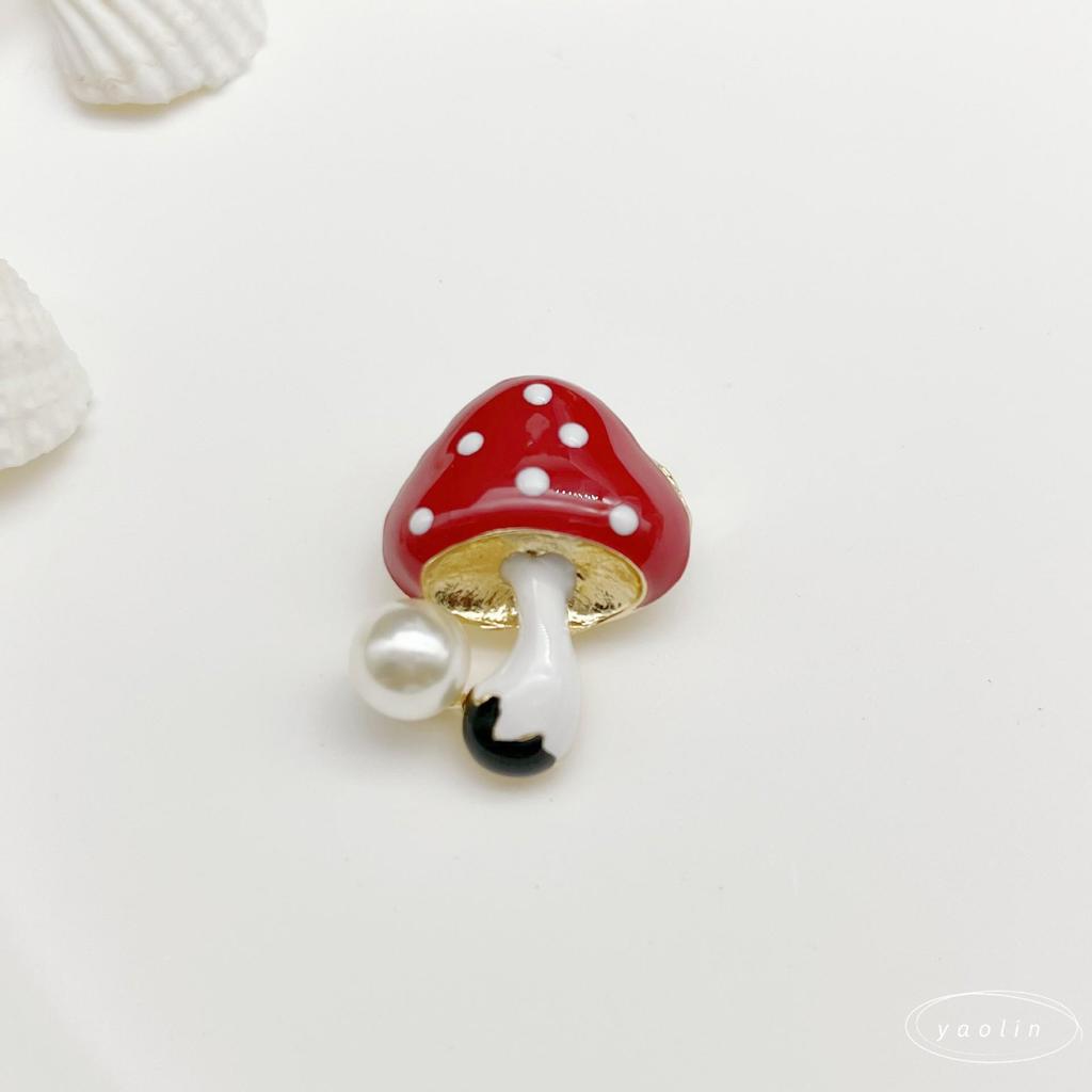 Urocza Kreskówkowa Broszka z Perłowym Grzybem - Urocza Czerwona Emaliowana Stop, Styl Mori