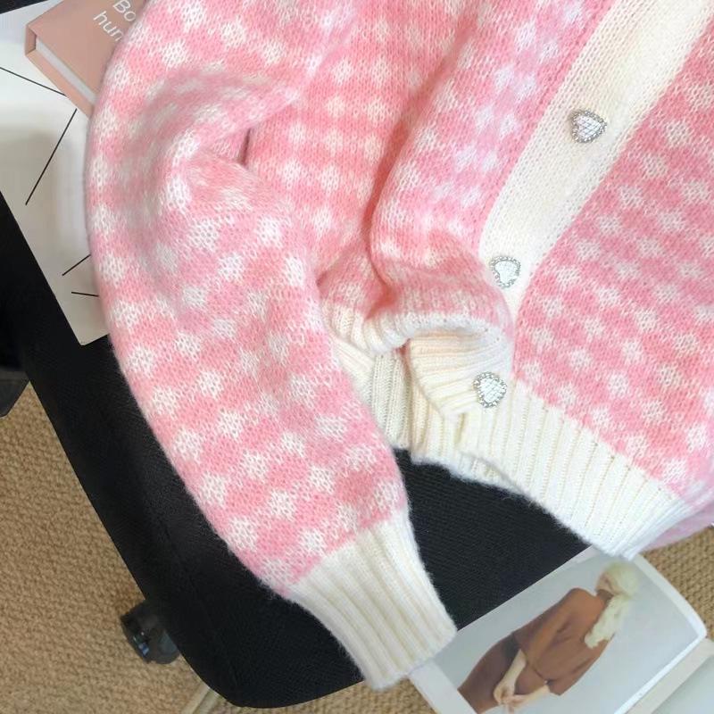 Soft and Stylish Knitted Cardigan: Short, Feminine Sweater for a Slimming and Radiant Look.