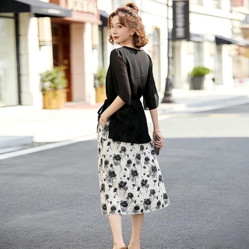 Chic Summer Vest Dress Set for Middle-Aged Women - Elegant, Slimming, and Sun-Protective for 50-Year-Old Moms