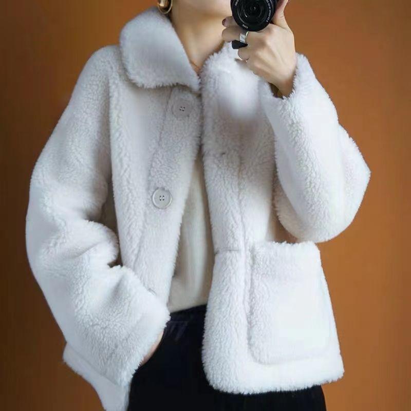 Autumn and Winter Collection of Lambskin Coat for Women Featuring Short Loose and Granular Lambskin Coat with Combination of Sheared and Fur