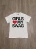 Dívky milují můj swag Unisex tričko, Trendy grafické tričko, Streetwear móda, Top s Y2K estetikou, Tričko s odvážným prohlášením, Tričko s potiskem červeného srdce