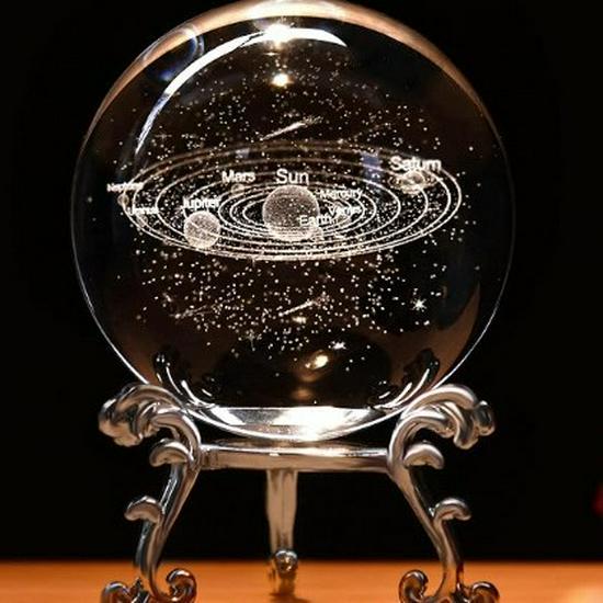 Bola de Cristal de Astronauta 3D con Soporte Triangular de Metal - Adorno Creativo para Escritorio de Oficina y Regalo
