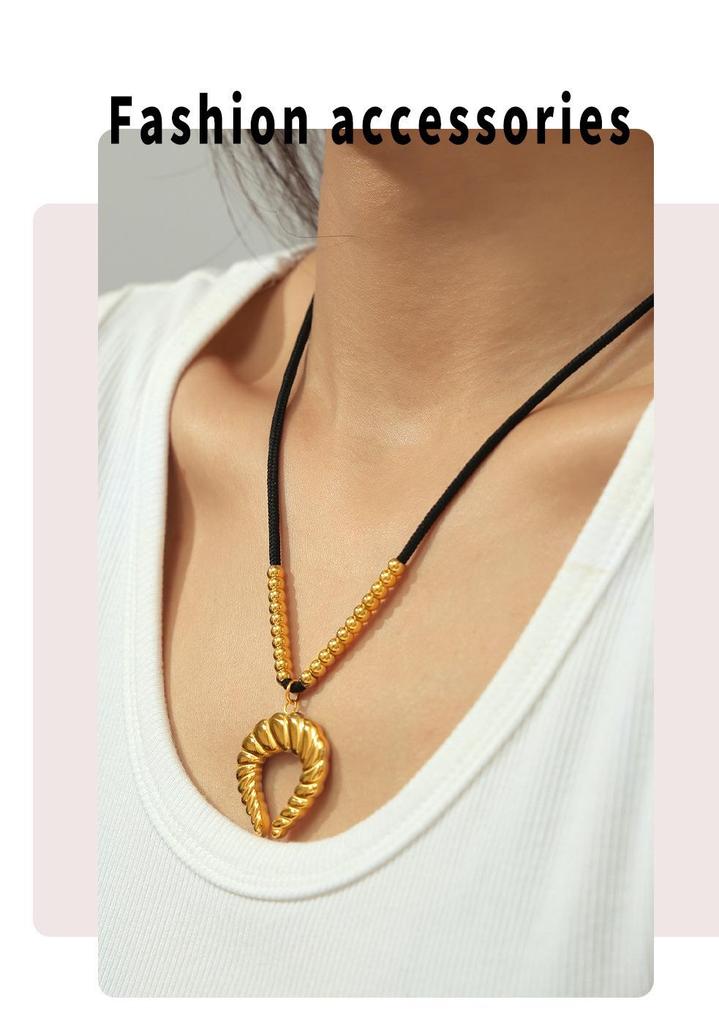 18K Gold-Plated Retro Horn Pendant Necklace with Ribbed Clavicle Chain - Non-Fading, European & American Individual Design.