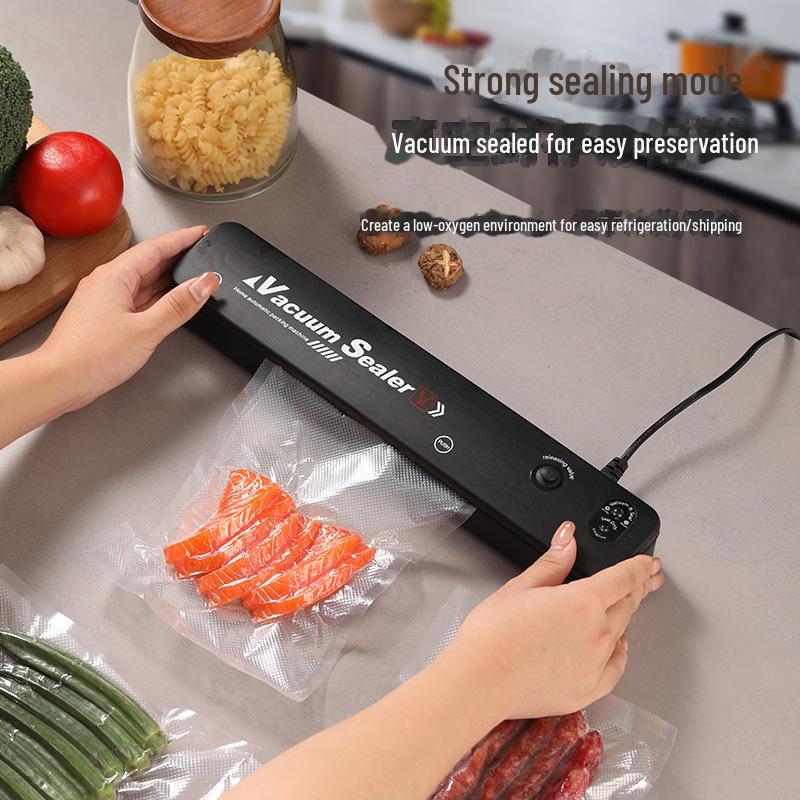 Mașină mică automată de etanșare a alimentelor de uz casnic pentru conservarea alimentelor gătite folosind tehnologia de etanșare a plasticului prin compresie.