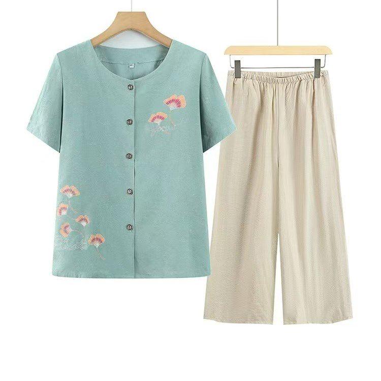 Stilvolles Sommer-Set: Kurzärmeliges T-Shirt für Frauen mittleren und höheren Alters