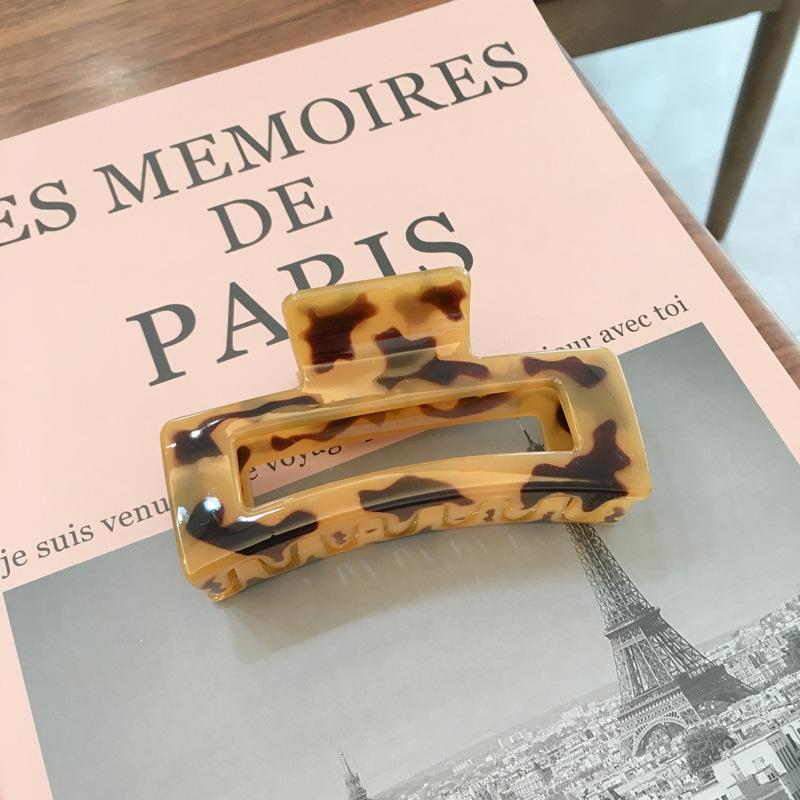 Beautifully Plastic Crafted Hair Claw Clips With Elegant Shapes And Vibrant Colors For Every Hairstyle Needs